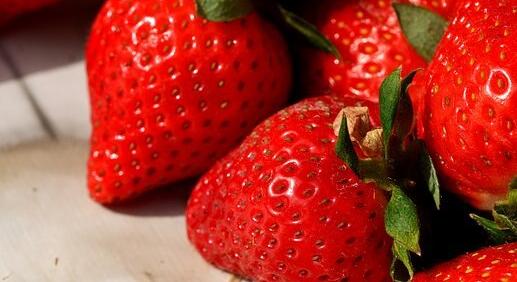 Miféle apró, kukacszerű kártevők rágják a szamócát?