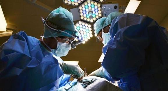 Altatóorvosként több mint 10 ember haláláért felel – bíróság elé áll az 53 éves férfi