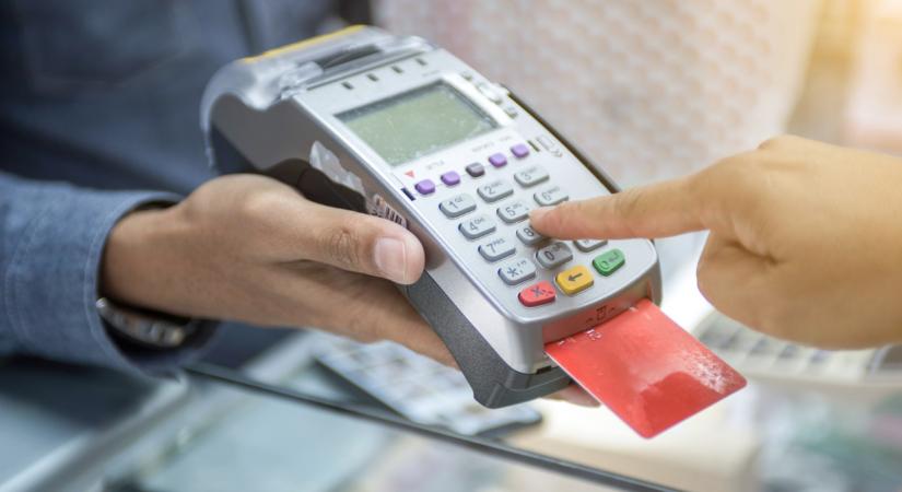 Rengeteg magyar már hitelkártyára vesz ételt, benzint: komoly kamatot nyög, aki nem fizet időben