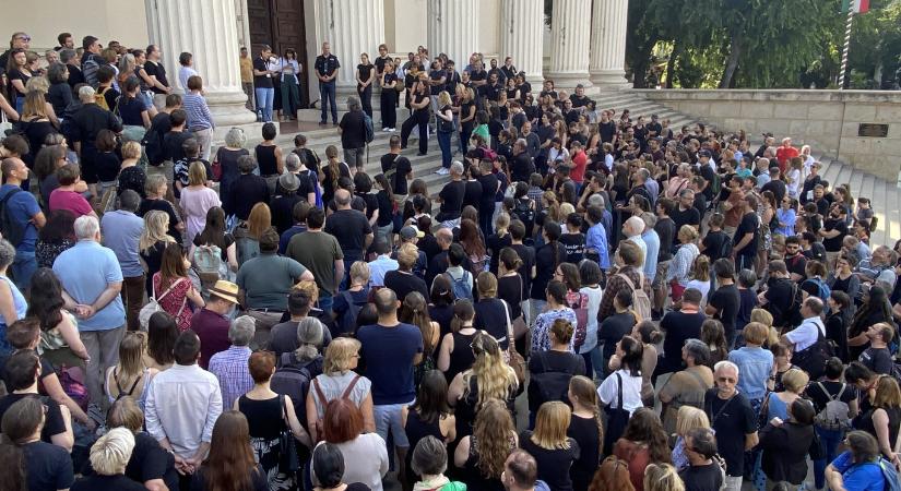 Petőfiék után most a lerohasztott Nemzeti Múzeum dolgozói demonstrálnak a múzeum lépcsőjén, az úrbéri viszonyok helyett ezúttal Demeter Szilárd regnálása ellen