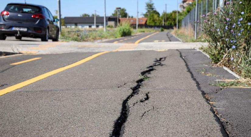 Megnyílt a föld a bicikliút alatt: kiderült, mi okozza a brutális repedéseket Szolnokon