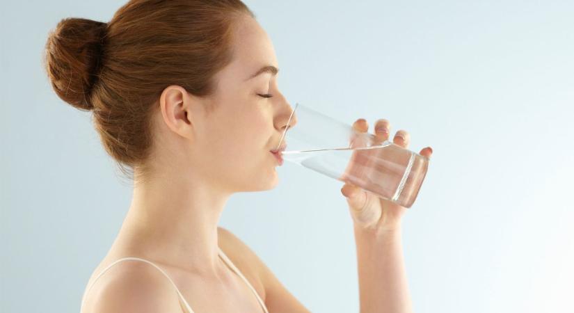 Ha refluxod van, és így iszod a vizet, csak rosszabb lesz a gyomorégés