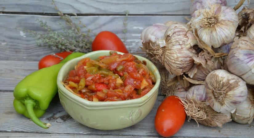 Piperade – a baszkok egyszerű, színes zöldségraguja