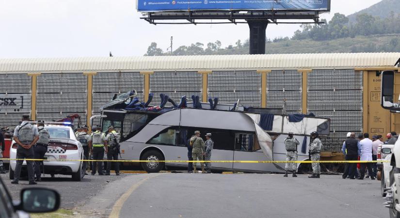 Vonat ütközött egy busszal Mexikóban, legkevesebb tíz ember meghalt