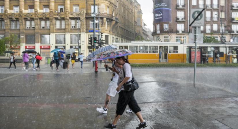 Ma is zivatar, felhőszakadás és jégeső jöhet, tizenhárom vármegyére figyelmeztetést adtak ki