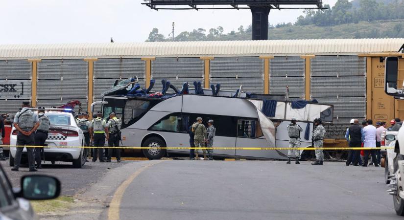 Vonat ütközött egy busszal, sok a halott és a sebesült