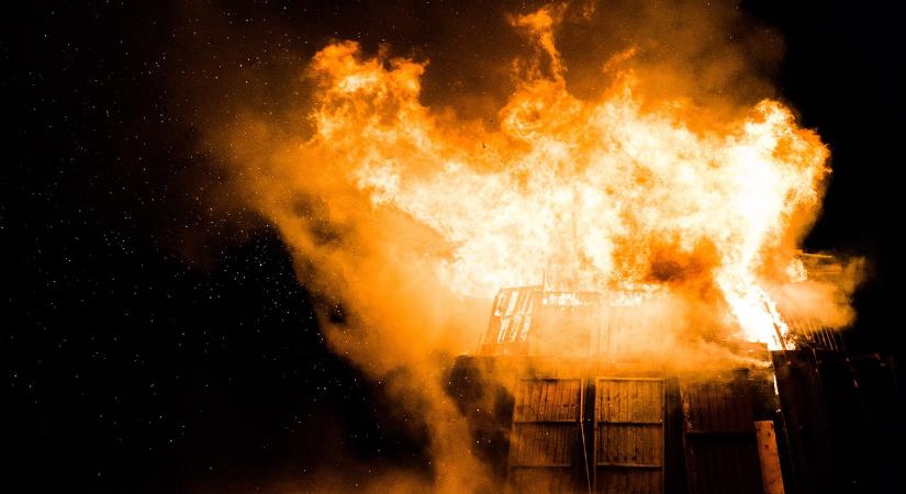 Óriási tűz pusztított Mezőhegyesen: hatvan tűzoltó küzdött a lángokkal
