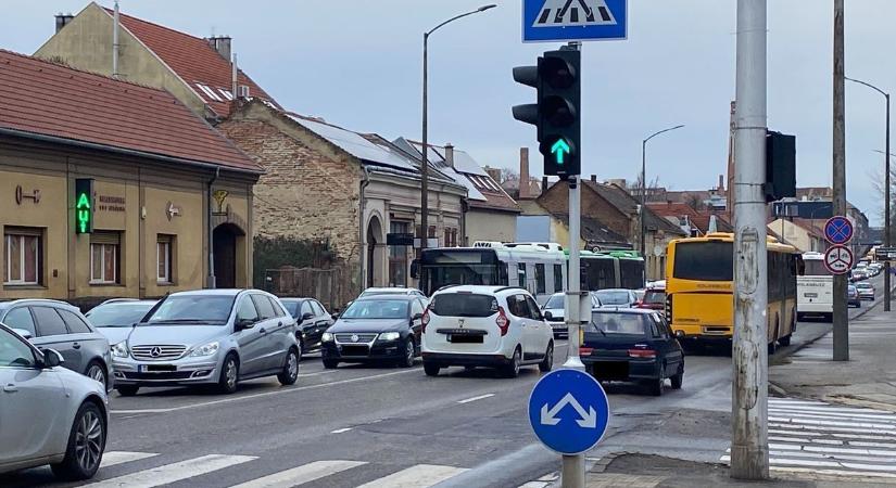 Buszbaleset történt Pécsen, hatalmas torlódásra kell számítani!