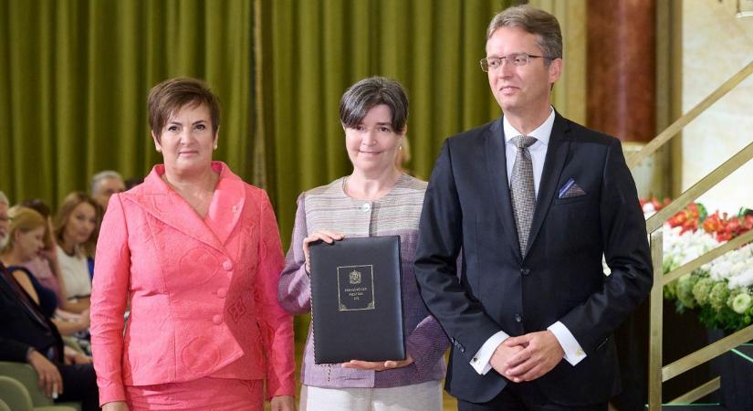 Néha még álmában is sző a káprázatos textíliák kaposvári mestere