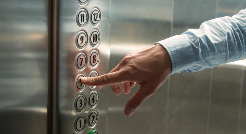 Négy napot töltött egy liftben beszorulva, így élte túl