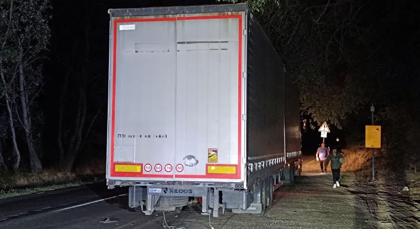 Egy hajszálon múlt a tragédia, totálkárosra tört a kamionnal ütköző autó