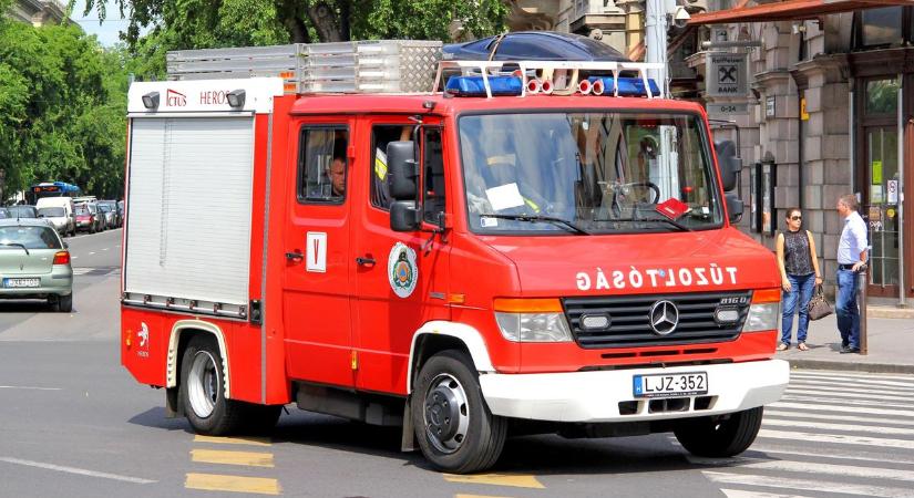 Árokba borult egy autó, kitört egy tűzcsapot