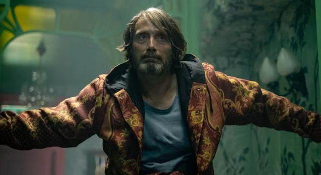 Mads Mikkelsen szörnyeket kaszabol a Dust Bunny-horror első, akciódús előzetesében