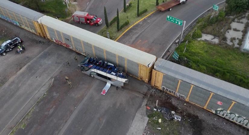Mexikóban vonat ütközött egy busszal, sok a halott és a sebesült