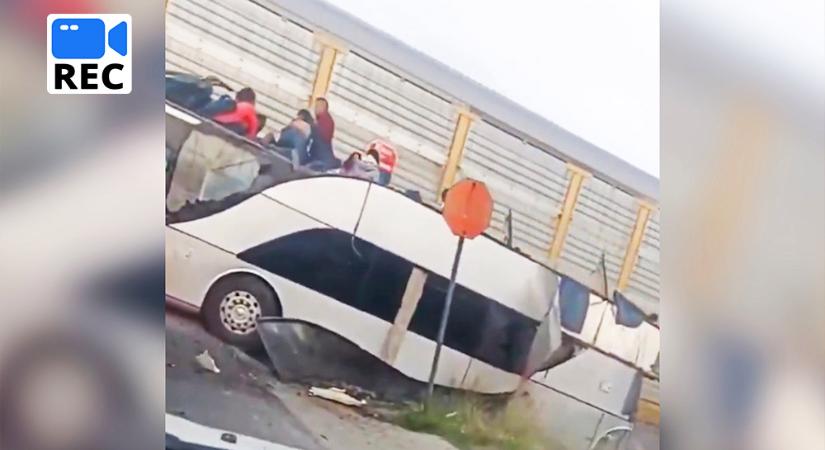Emeletes buszt szakított ketté a tehervonat egy vasúti átjáróban Mexikóban. Legalább tíz halott