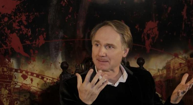 Hajnali, kígyózó sorok Prágában Dan Brown új könyvéért
