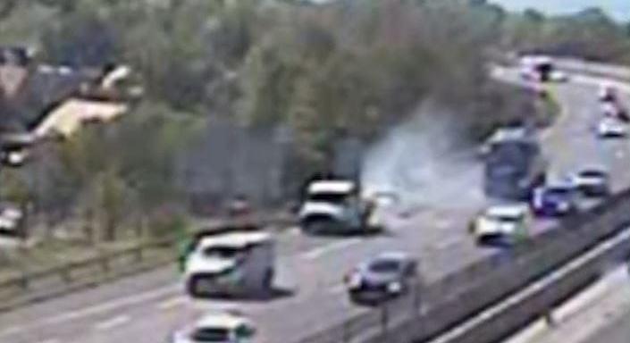 Előjelző autónak rohant egy figyelmetlen sofőr az M3-ason – videón az ütközés