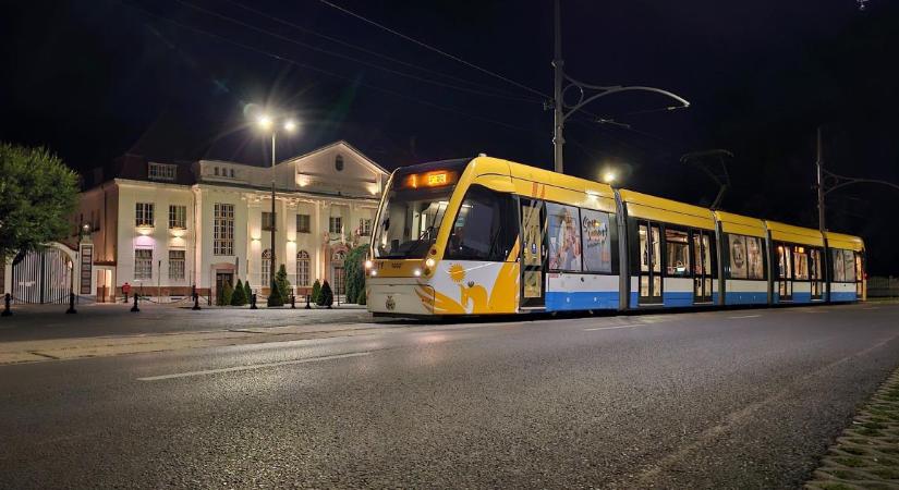 A sínekkel dolgoznak az éjjel Debrecen belvárosában