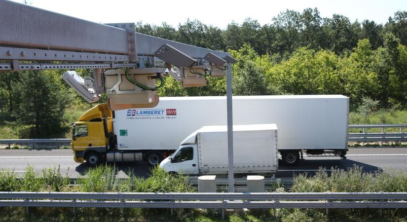Építkezés az M7-esen: forgalomszámláló hurkokat telepítenek