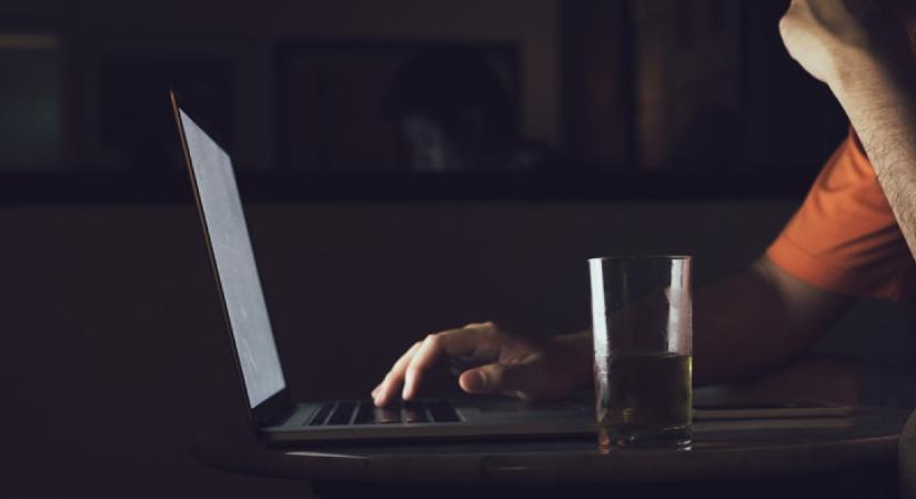 Nőkről készült lesifotókat és bosszúpornót cserélt egymással több ezer magyar férfi egy internetes csoportban