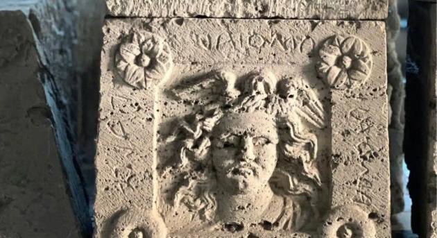 Medúza-urna Perugiából: egy etruszk sír rejtett története