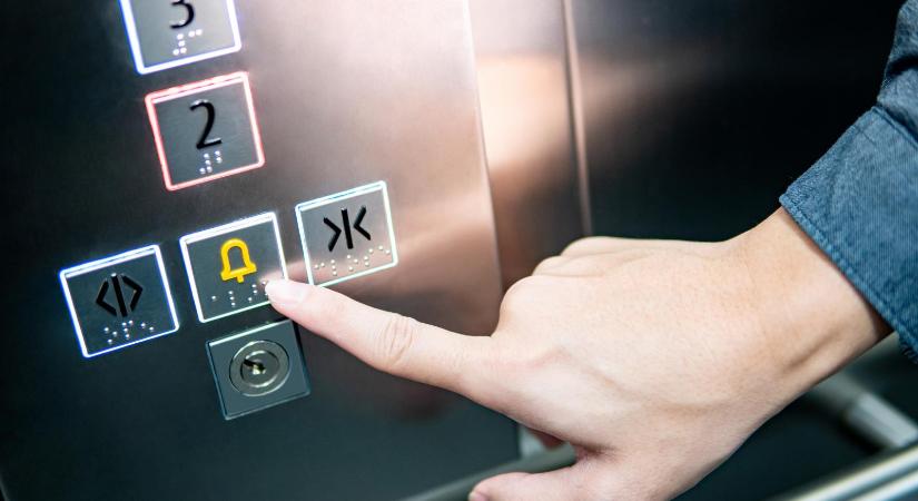 Négy napig volt étlen-szomjan beszorulva a liftbe egy férfi Németországban