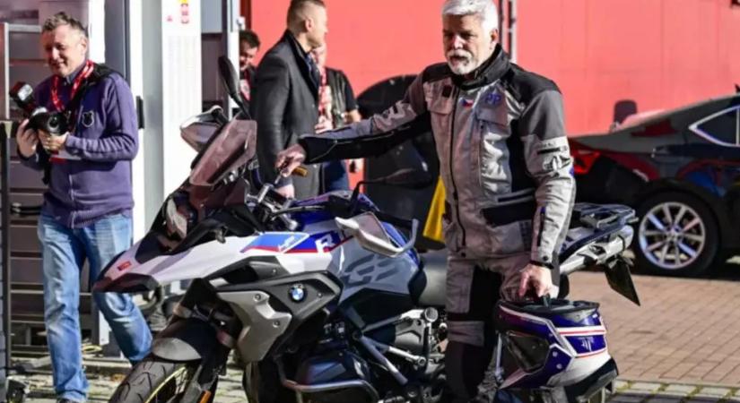 Inkognitóban, motorkerékpáron járja Romániát az egyik nyugati államfő
