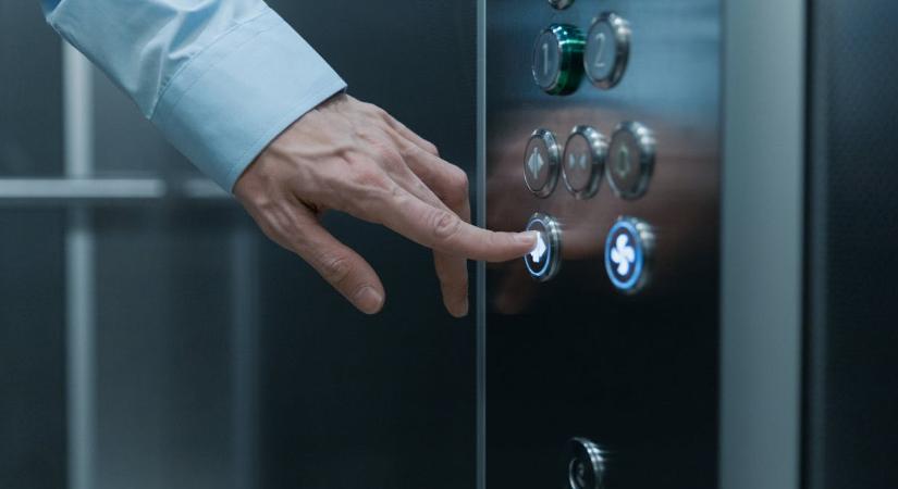 Liftbe szorult egy idős férfi, 4 nap után szabadították ki