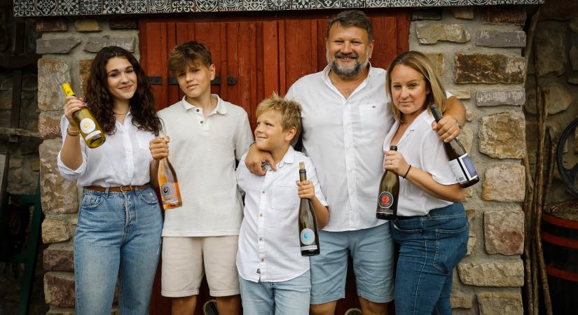 Elkészült Váli Péter különlegessége: 6 évig seprőn érlelt Budai zöld pezsgő