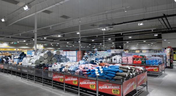 5 forintra árazza le a ruhákat és cipőket az ALDI