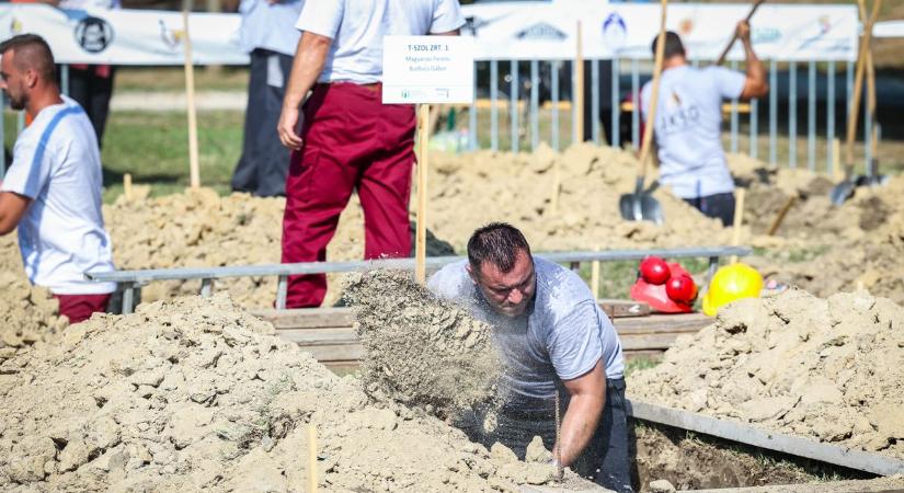Lapátok csattogtak a sírok között – nem mindennapi látvány fogadta a szekszárdiakat (videó)