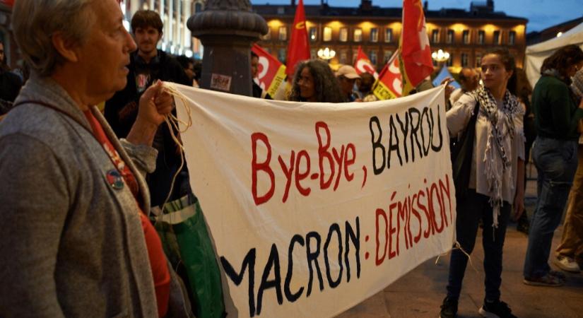 Elővették Macront a világlapok a francia kormány bukása után