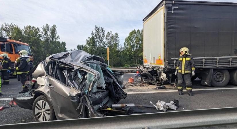 Személykocsi szorult a kamion alá - sokkoló fotókon a halálos baleset