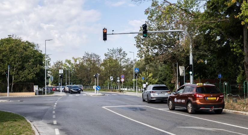 Figyelem, sofőrök! Jelzőlámpát kapott a problémás csomópontja