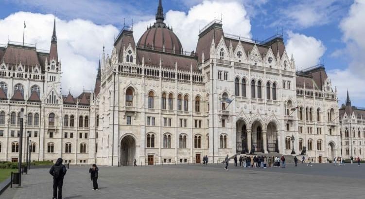 A Parlament felrobbantásával fenyegetőzött egy férfi, mert nem kapott ételt a segélyhívón