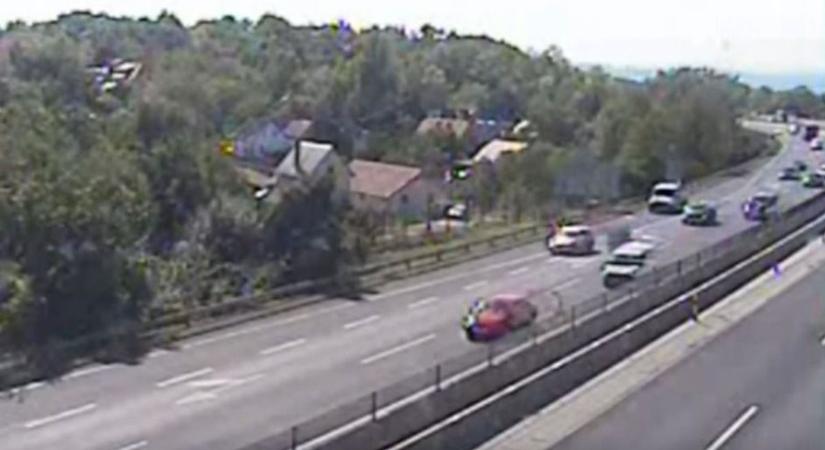 Ijesztő baleset az M3-ason, belerohantak a mozgó terelésbe – mindent felvett a kamera  videó