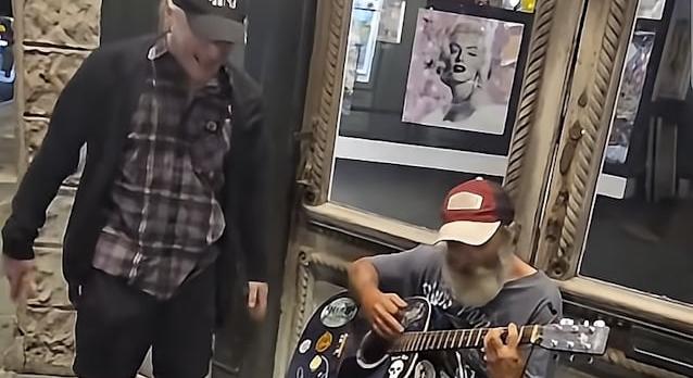 Egy utcazenésszel együtt énekelte a Judas Priest klasszikusát Bruce Dickinson (videó)