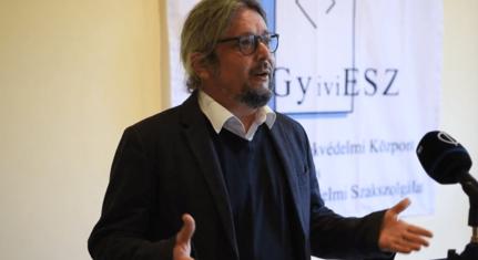 Válasz Online: „Orbán jön? Fenyőgirlandot a vakolatfoltra!”