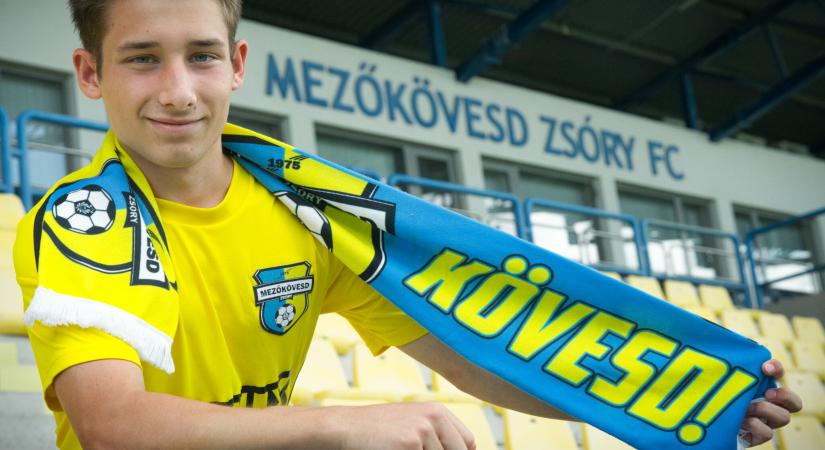 16 éves támadó középpályással erősített az éllovas