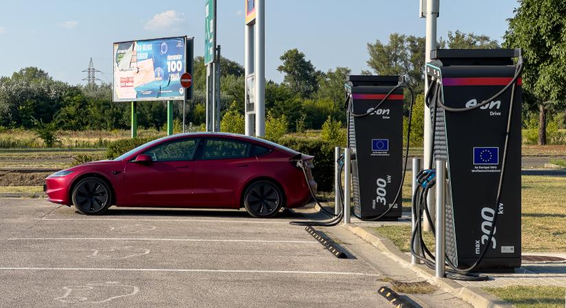 Még egyszerűbb lesz a teslásoknak a töltés