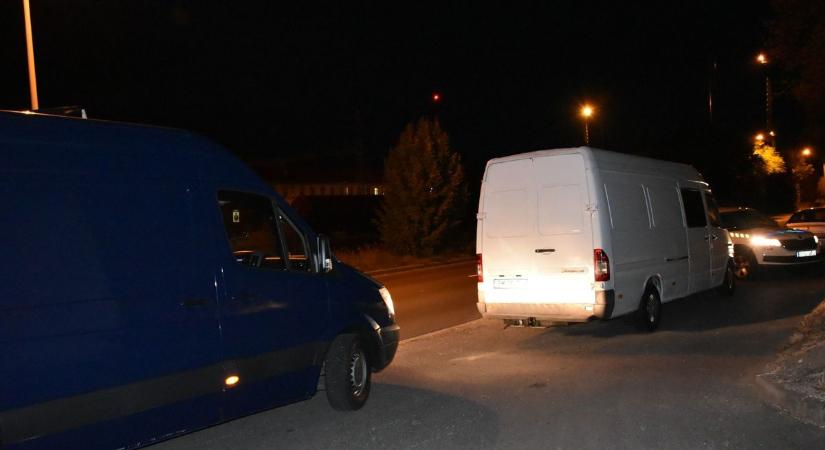 Kín és szenvedés a Borsodban megállított furgonban, teljesen megdöbbentek a rendőrök, amikor belenéztek – fotókkal
