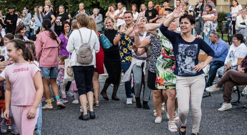 Latinos muzsika a panelok között - Táncra perdült Marcalváros - fotók