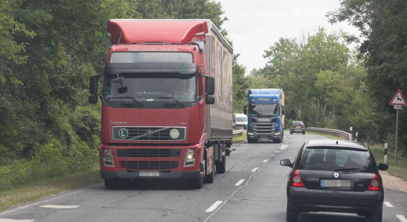 A raktárban és a volán mögött fájna a legjobban a Tisza-adó
