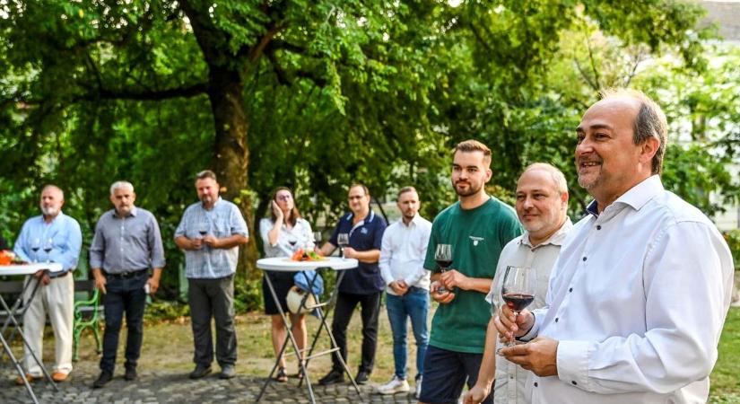 Százharminc diákkal koccintott a polgármester a borkútnál (fotók)