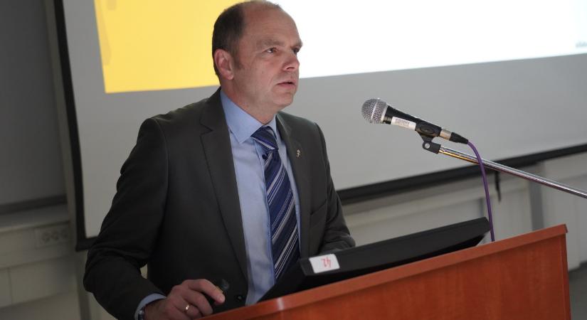 A dékán szerint a melegek mellett kiálló pázmányos oktató hozta nehéz helyzetbe a hallgatóit