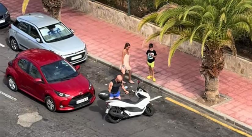 Dühös az internet: egy motort arrébb pakolva csinált parkolóhelyet magának az autós