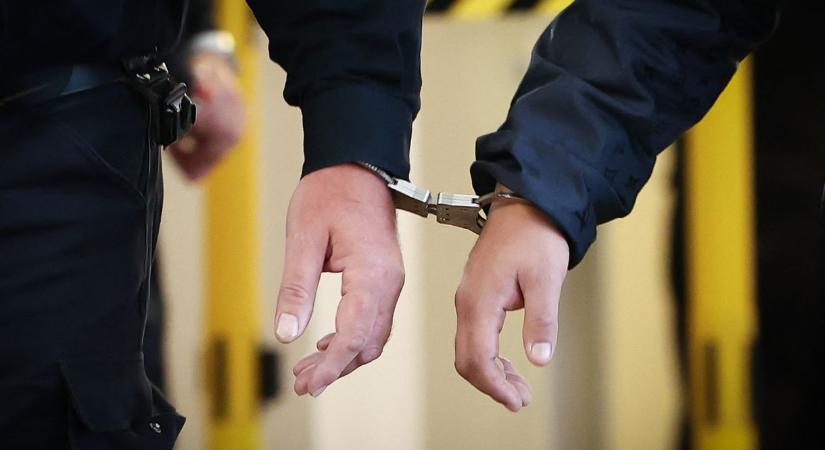 Kórházi dolgozók fékeztek meg egy zavart elméjű késes támadót, akit több erőszakos kirohanása után engedtek szabadon