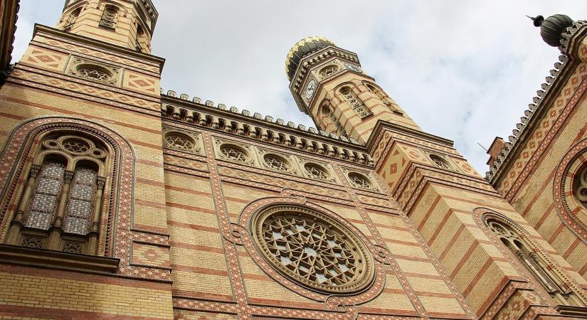 Üvegtetőt kaphat a Budapesti Zsidó Hitközség székházának udvara