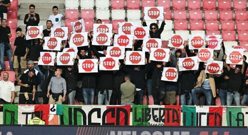 Stop-táblákkal tiltakoztak az olasz szurkolók Izrael gázai háborúja ellen a Debrecenben játszott vb-selejtezőn
