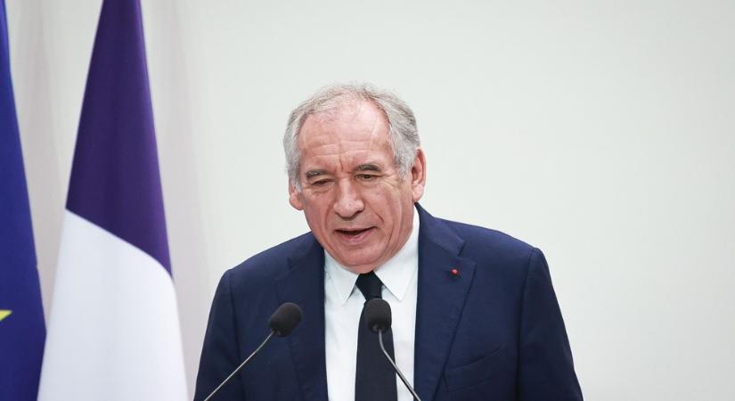 Evesztette a bizalmi szavazást François Bayrou kormánya  videó